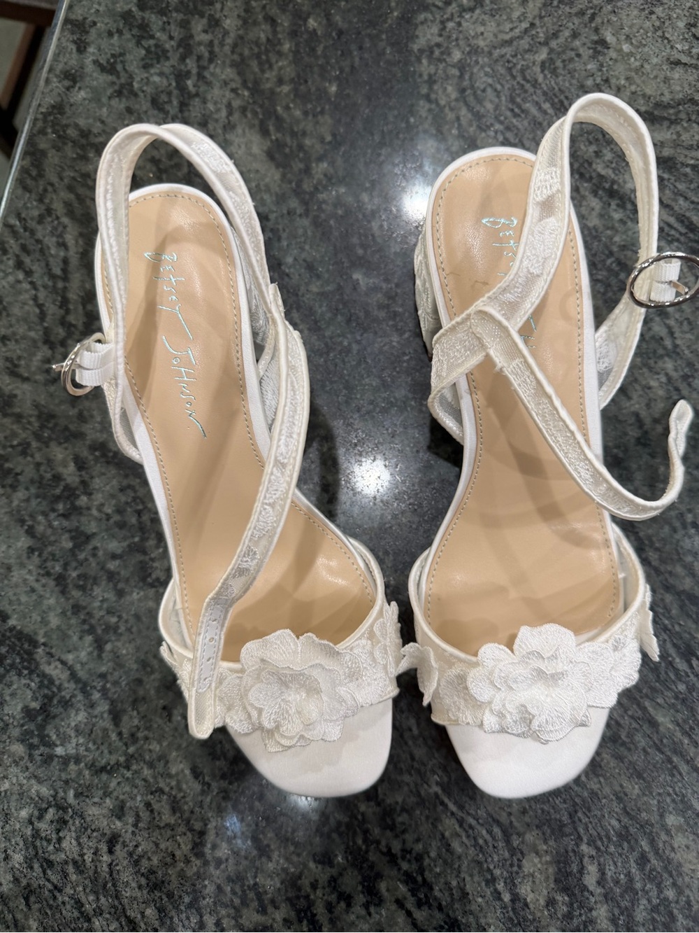 Betsey Johnson SB -Blare Ivory size 8 good condition